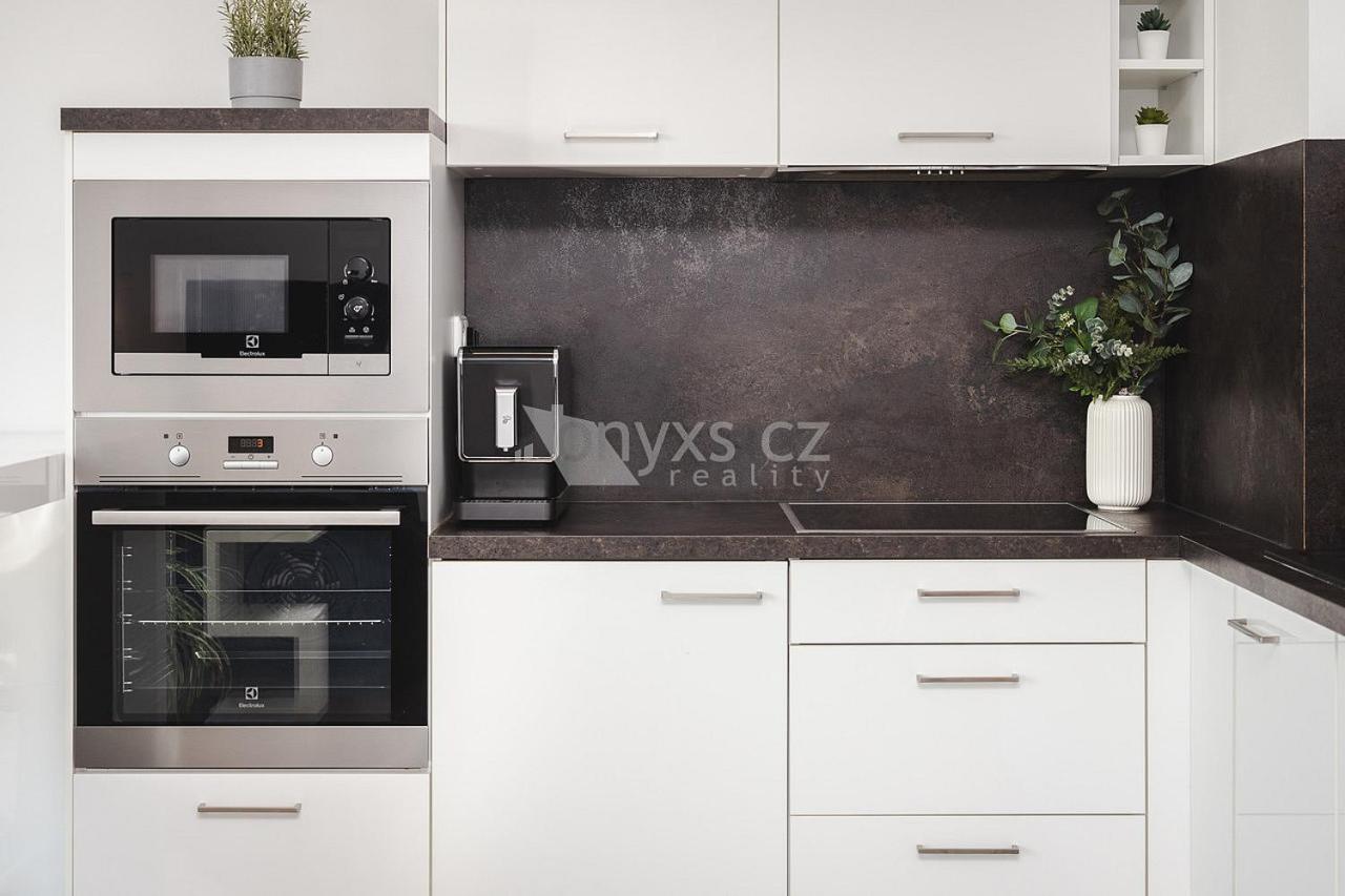 Letnany 168 S Parkovanim V Garazi Zdarma Apartment