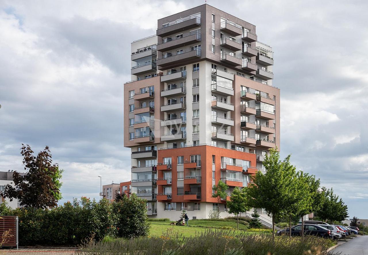 Apartment Letnany 168 S Parkovanim V Garazi Zdarma *